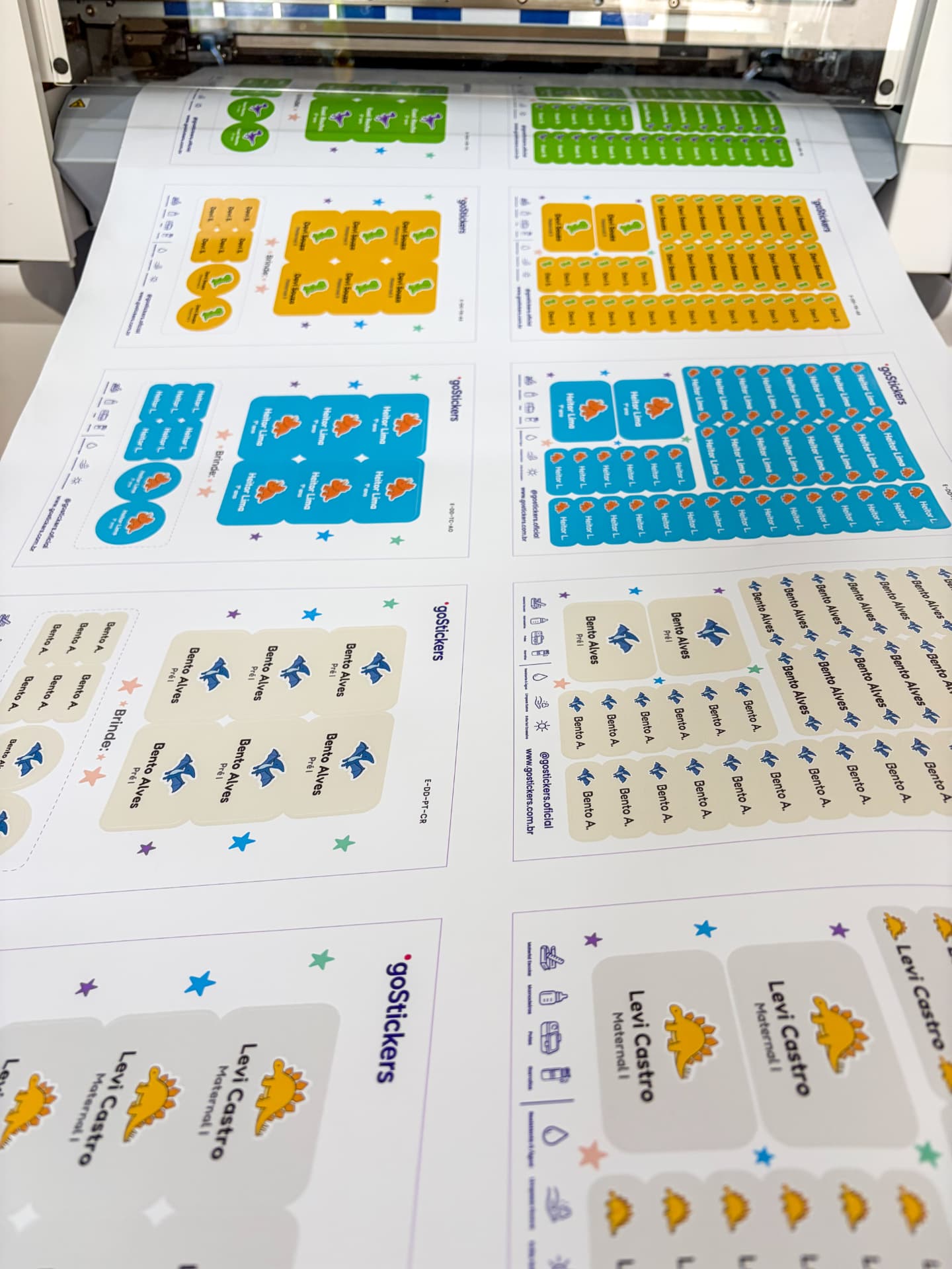 Cartelas de etiquetas goStickers saindo da impressora